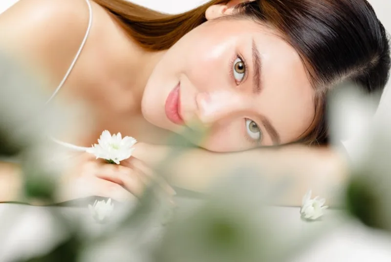 Vitamin C hoạt động như chiếc khiên chống oxy hóa, bảo vệ mạch máu nhãn cầu.