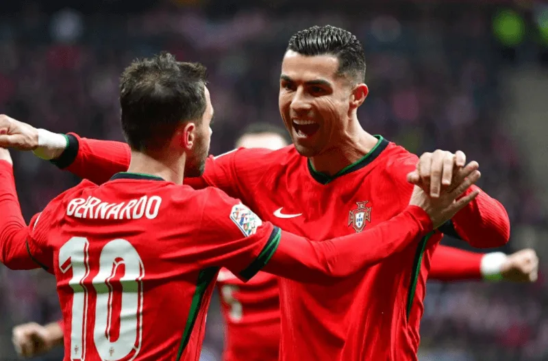 Ronaldo ăn mừng bàn thắng thứ 143 trong màu áo đội tuyển quốc gia Bồ Đào Nha.